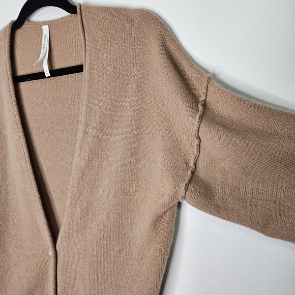 Aritzia Babaton Luxe Cashmere Knit Cardigan Sz XS Oversize V-Neck Neutral  Tan - Picture 7 of 13